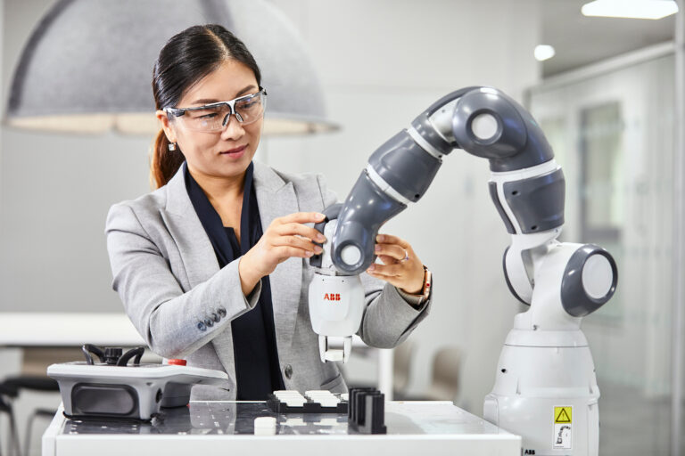 Cobot Programming Language What is a Cobot? Full Guide - Qviro Blog